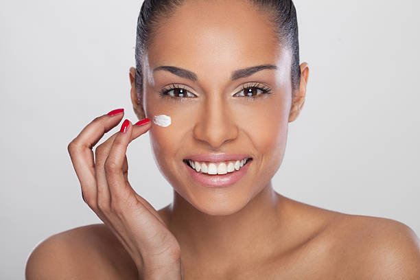 how to apply sunscreen on face woman