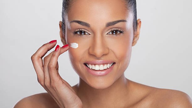how to apply sunscreen on face woman