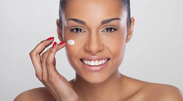 how to apply sunscreen on face woman