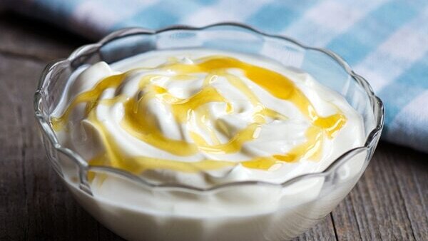 Yogurt and honey for shiny hair