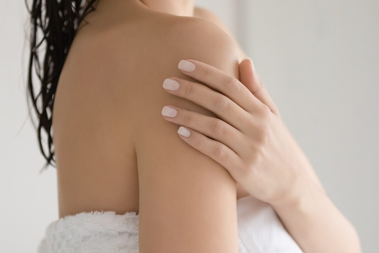04. Rubbing the skin with a rough towel