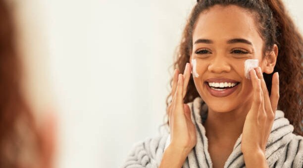 How To Apply Sunscreen On Your Face: Your Complete Guide
