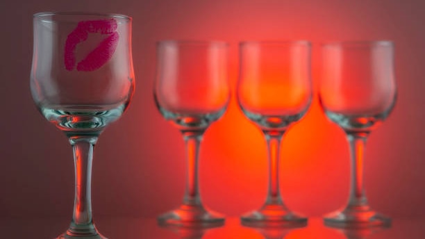 Difference Between Lipstick, Lip Gloss and Lip Tint woman smudge