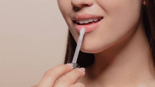 Difference Between Lipstick, Lip Gloss and Lip Tint woman smudge