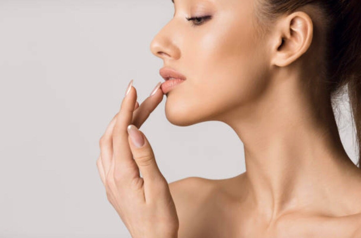 Difference Between Lipstick, Lip Gloss and Lip Tint woman smudge
