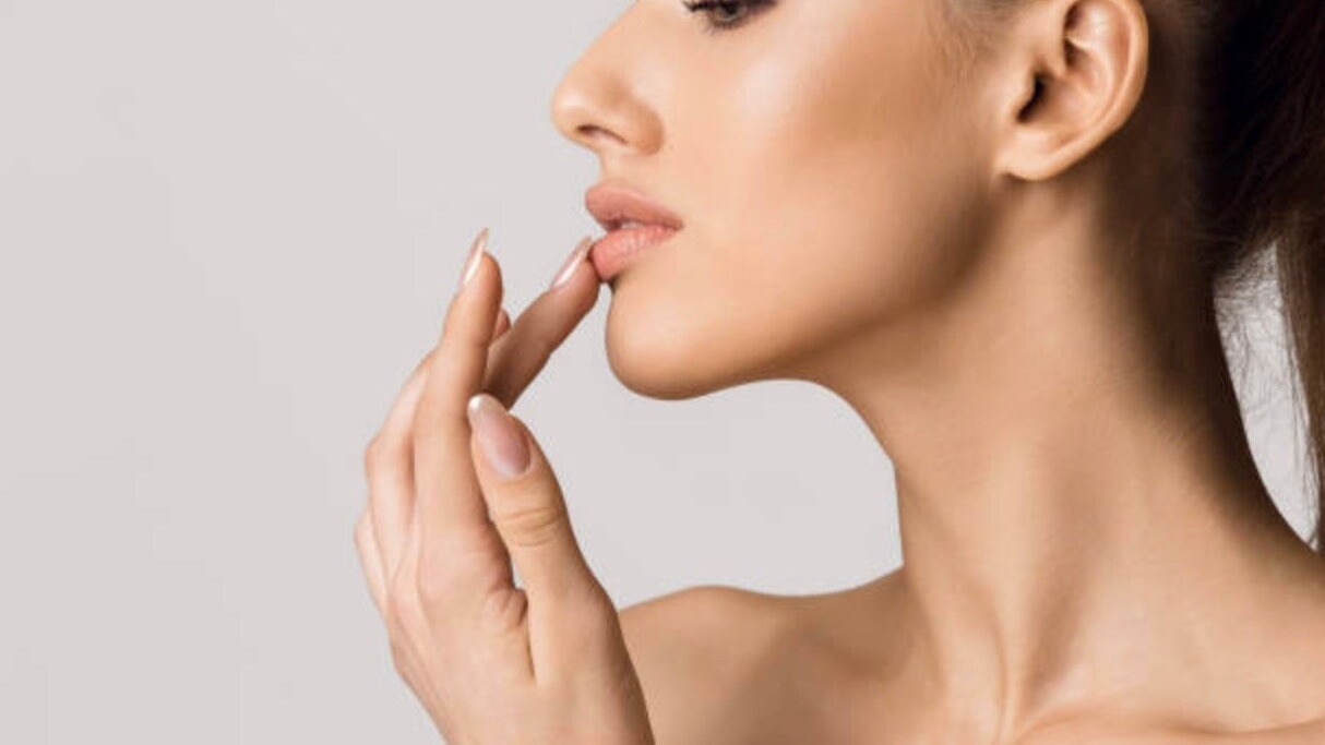 Difference Between Lipstick, Lip Gloss and Lip Tint woman smudge