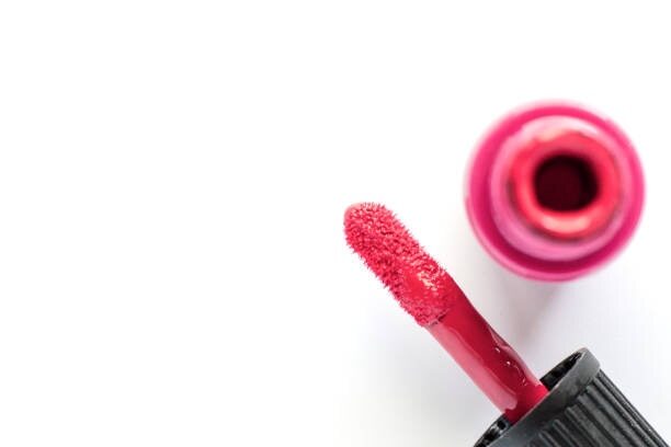 Difference Between Lipstick, Lip Gloss and Lip Tint woman smudge