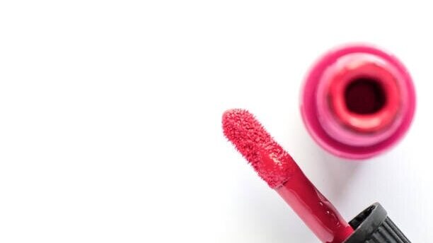 Difference Between Lipstick, Lip Gloss and Lip Tint woman smudge