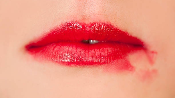 Difference Between Lipstick, Lip Gloss and Lip Tint woman smudge