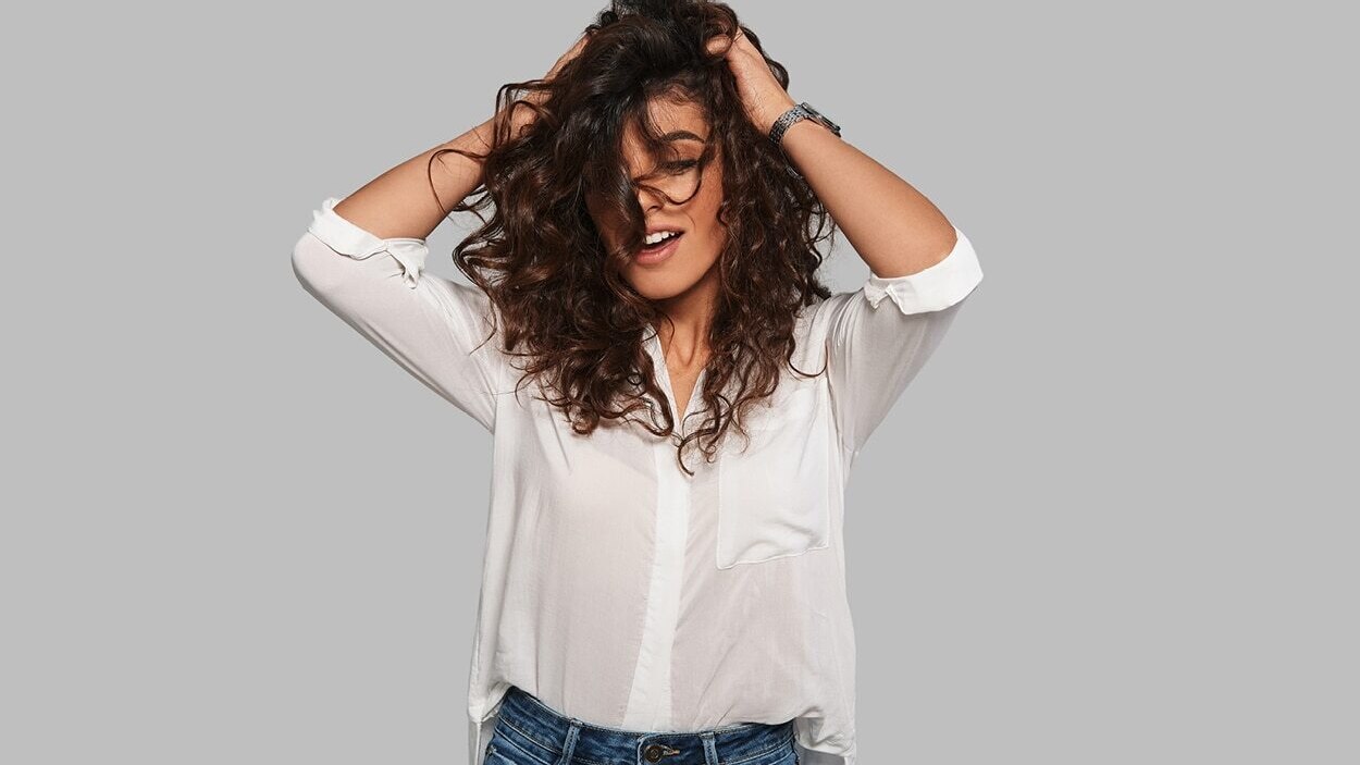 Oily Hair Causes & How to Control It