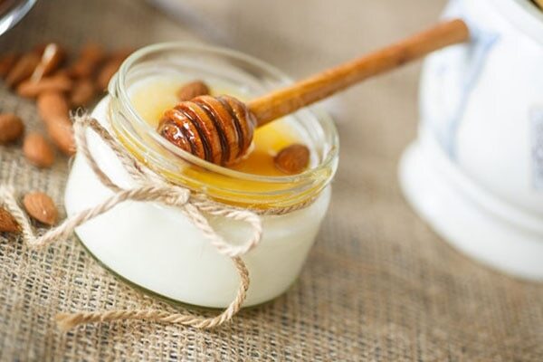 Egg yolk and coconut oil mask