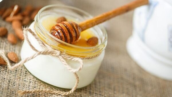 Egg yolk and coconut oil mask