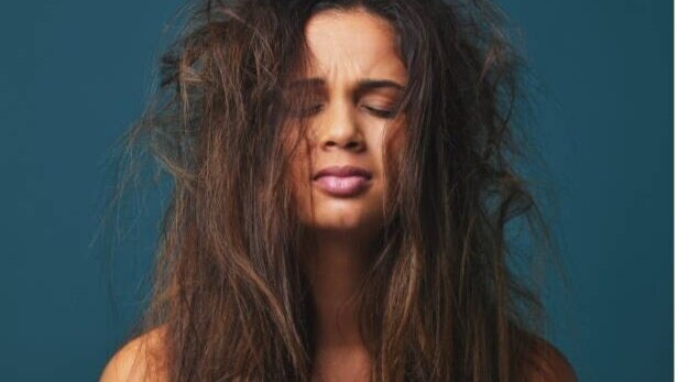 3. Curd + curry leaves hair mask