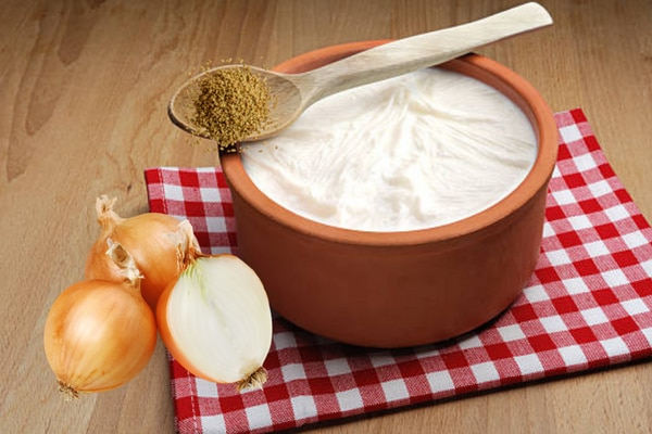 3. Curd + curry leaves hair mask