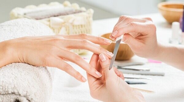 10 Tips On How To Not Ruin Your Manicure