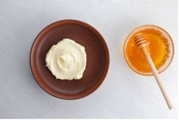 3. Curd + curry leaves hair mask