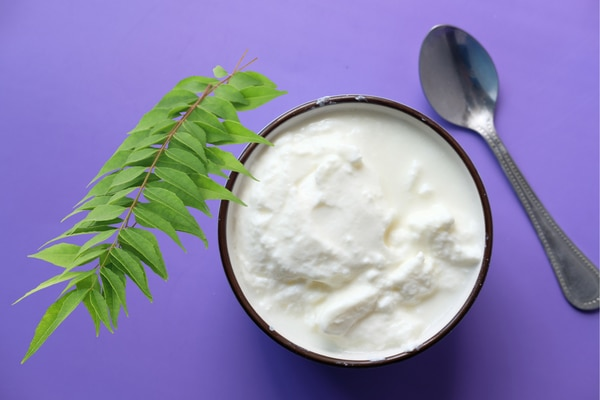 3. Curd + curry leaves hair mask