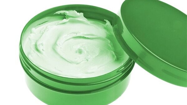 How to avoid artificial dyes in your skincare routine