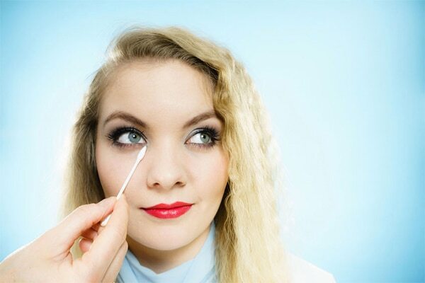 Tip #04: Always start by removing your eyeliner