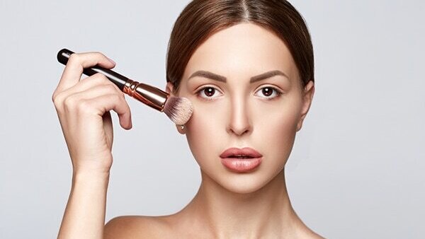 05.	Setting powder/setting spray