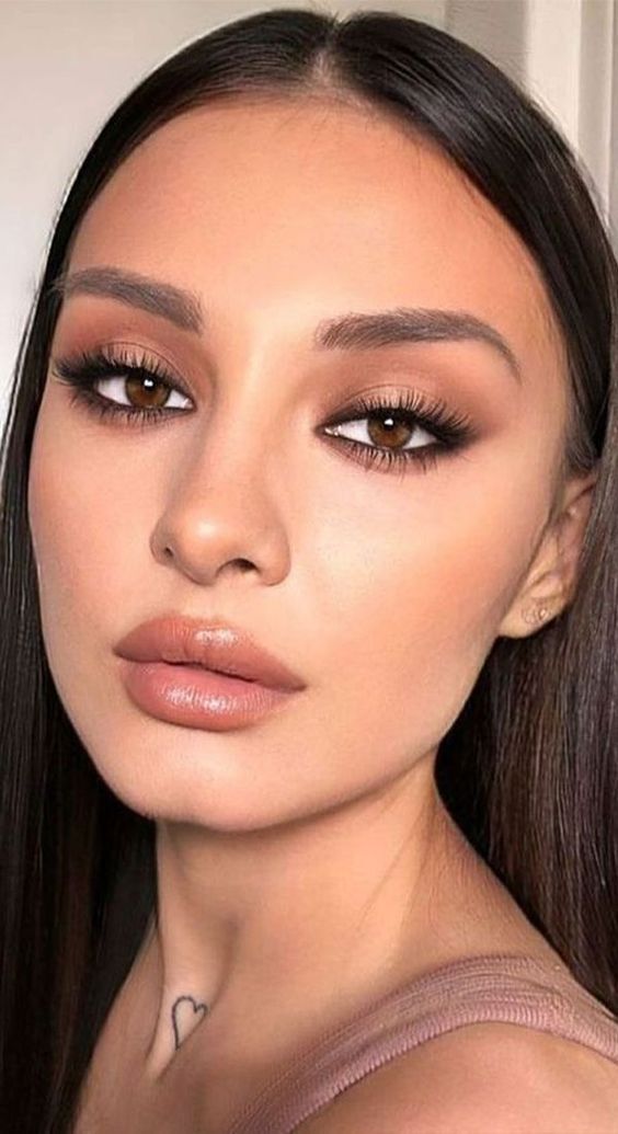 Nude Eye Makeup Looks that are Everything but Boring woman Lakme Eyeliner