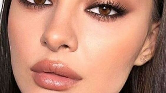 Nude Eye Makeup Looks that are Everything but Boring woman Lakme Eyeliner