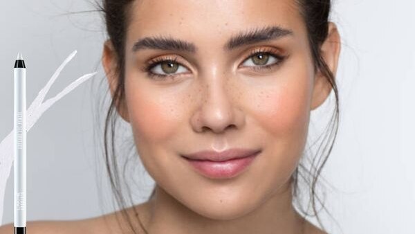 Nude Eye Makeup Looks that are Everything but Boring woman Lakme Eyeliner