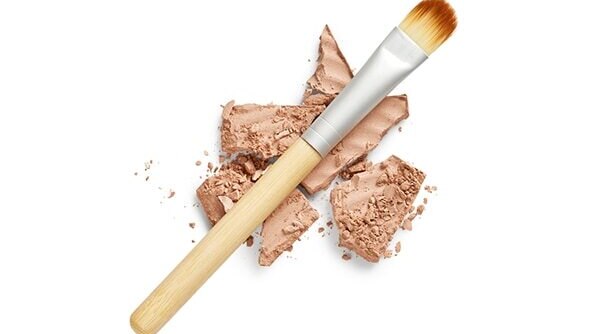 4 Ways To Use Compact Powder Like A Pro