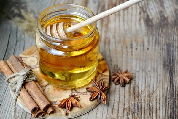 How to make a DIY honey cinnamon face mask: