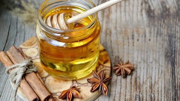 How to make a DIY honey cinnamon face mask: