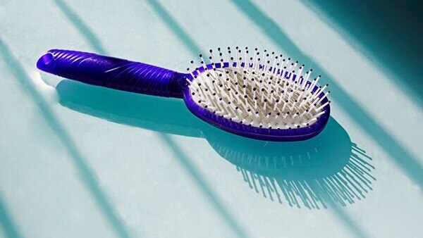 Round brush with a metal barrel