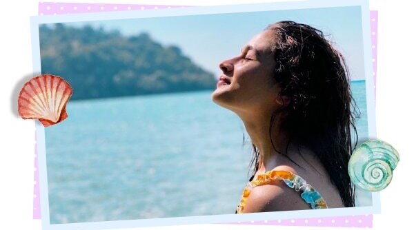 5 Pro Tips To Keep Your Skin From Tanning On A Beach Vacay