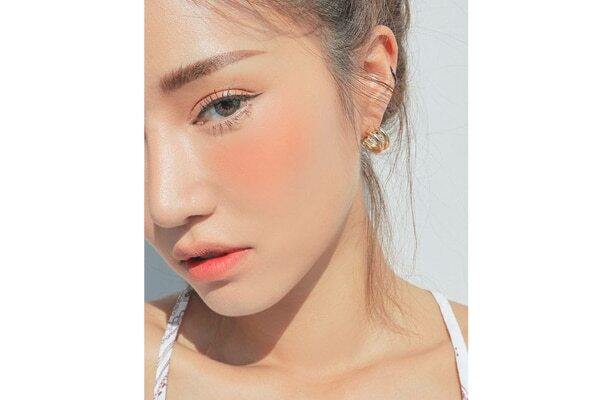 Minimal eyeshadow