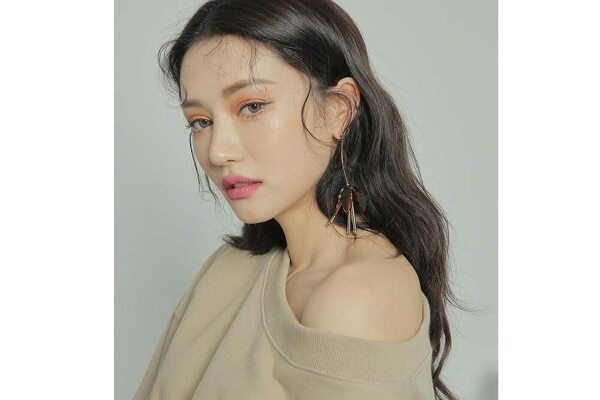 Minimal eyeshadow
