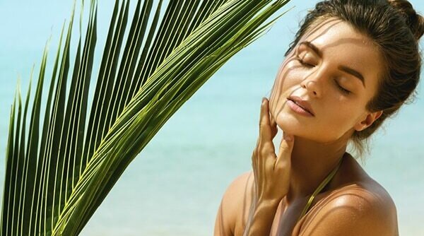 How To Keep Your Skin Hydrated And Non-Sticky This Summer