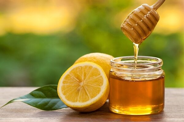 Lemon, turmeric and honey mask for glowing skin