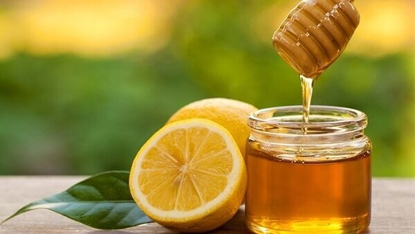 Lemon, turmeric and honey mask  for glowing skin