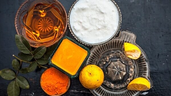 Lemon, turmeric and honey mask  for glowing skin