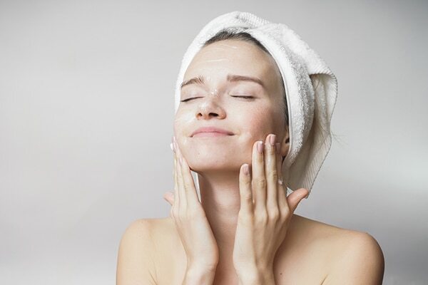 Conditions dry and damaged hair