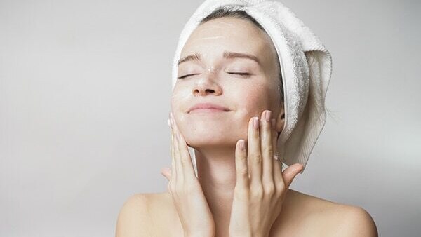 Conditions dry and damaged hair
