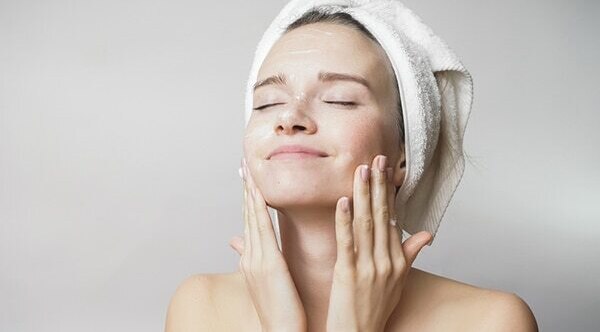 Conditions dry and damaged hair