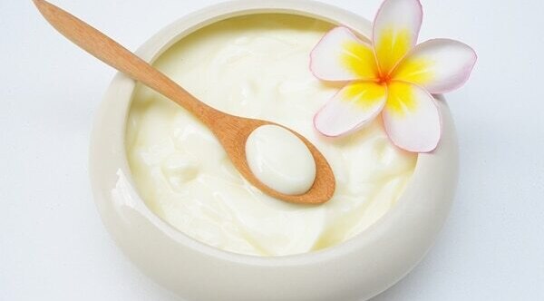 Conditions dry and damaged hair
