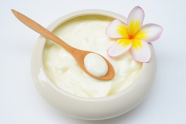 Conditions dry and damaged hair