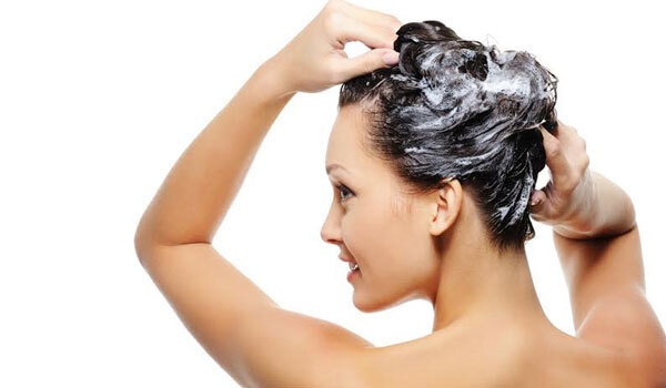 The Benefits Of Scalp Scrubbing & How You Can Try It