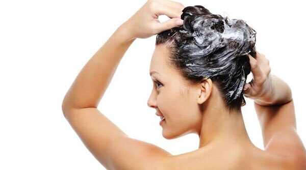 The Benefits Of Scalp Scrubbing & How You Can Try It