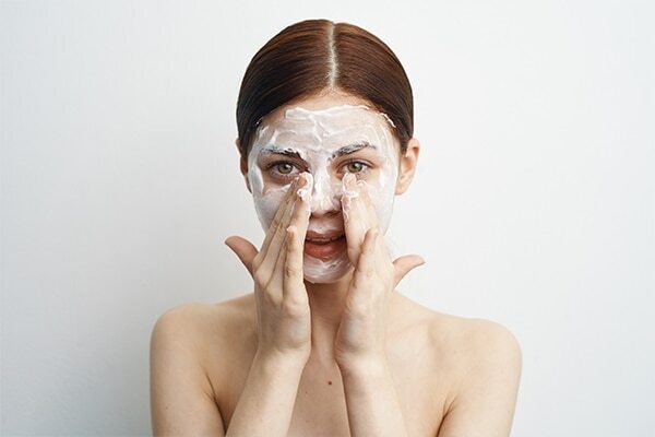 Face clean up finish with a moisturiser