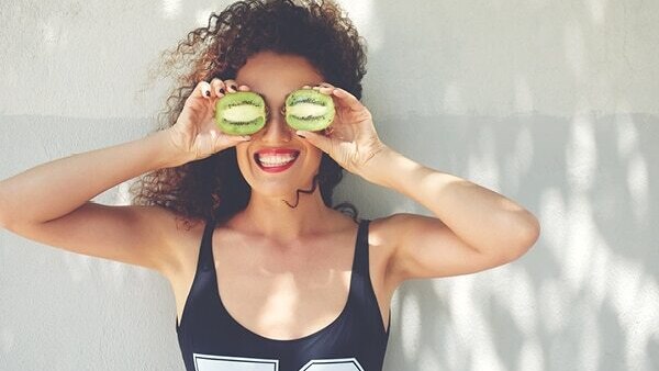 Kiwi fruit benefits for skin #7: Prevents premature ageing
