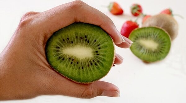 Kiwi fruit benefits for skin #7: Prevents premature ageing