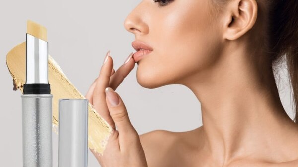 How to keep lipstick from bleeding woman Lakmé 9-to-5 Flawless Matte Complexion Compact 