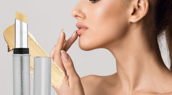 How to keep lipstick from bleeding woman Lakmé 9-to-5 Flawless Matte Complexion Compact 